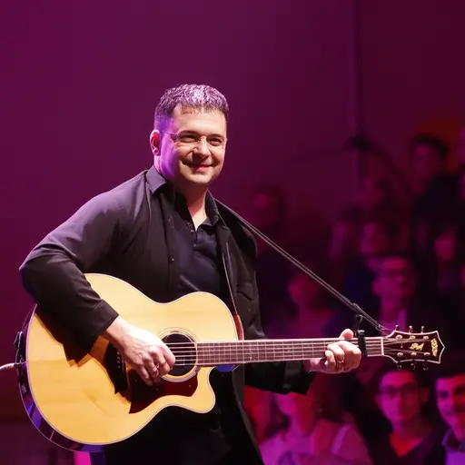 那位表演者吉他弹得很美。