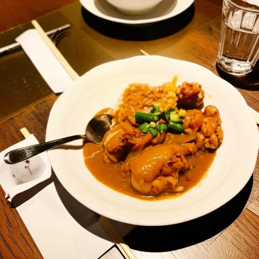 这家餐厅的特色菜是一道咖喱鸡。