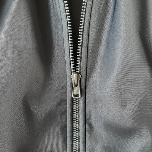 这件夹克用拉链固定。