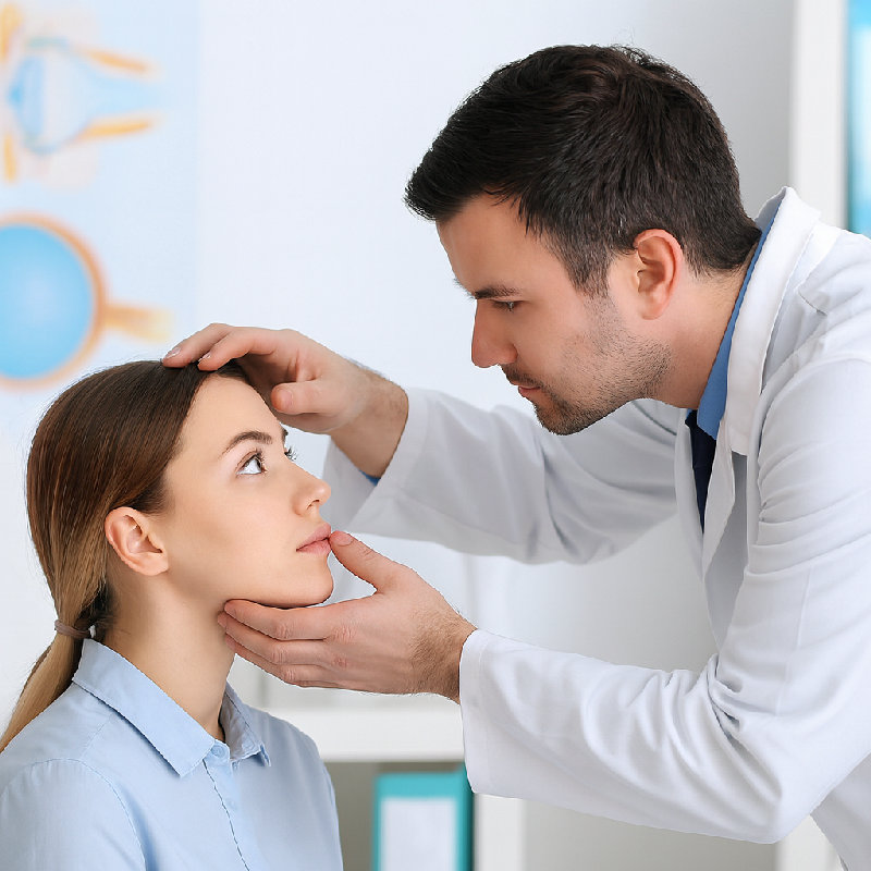 如果你有黄色的眼部分泌物，请去看医生。