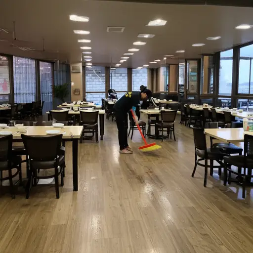 大多数客人都离开了，但有几个人留下来帮忙打扫。