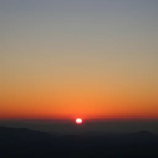 太阳从东方升起。