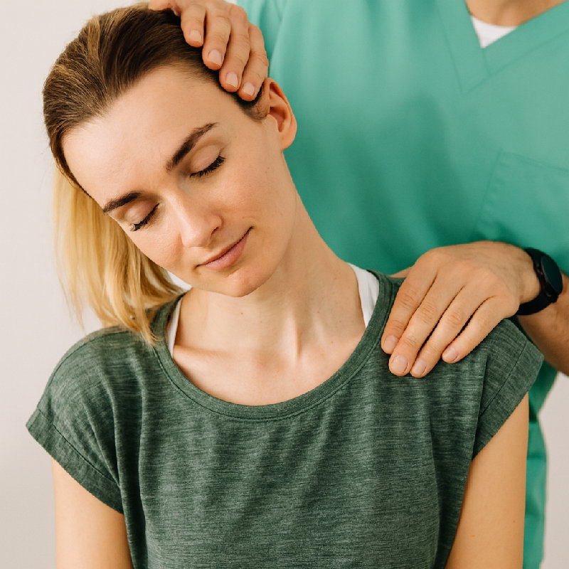 她脖子有点僵疼。