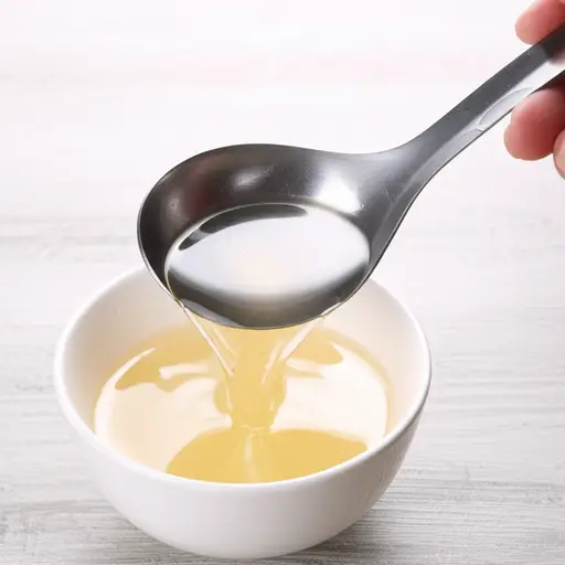 他把碗盛满了汤。