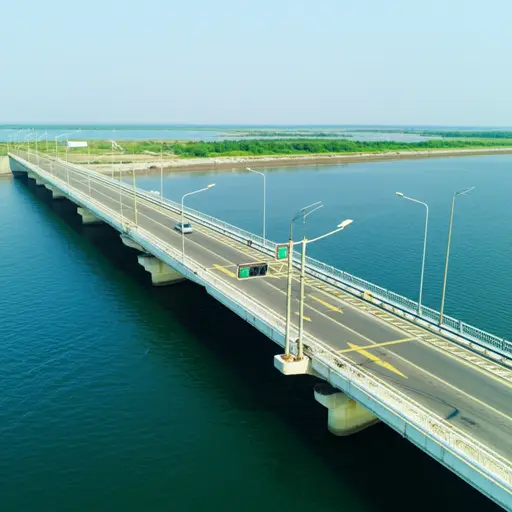 过桥，然后在第一个交通灯右转。