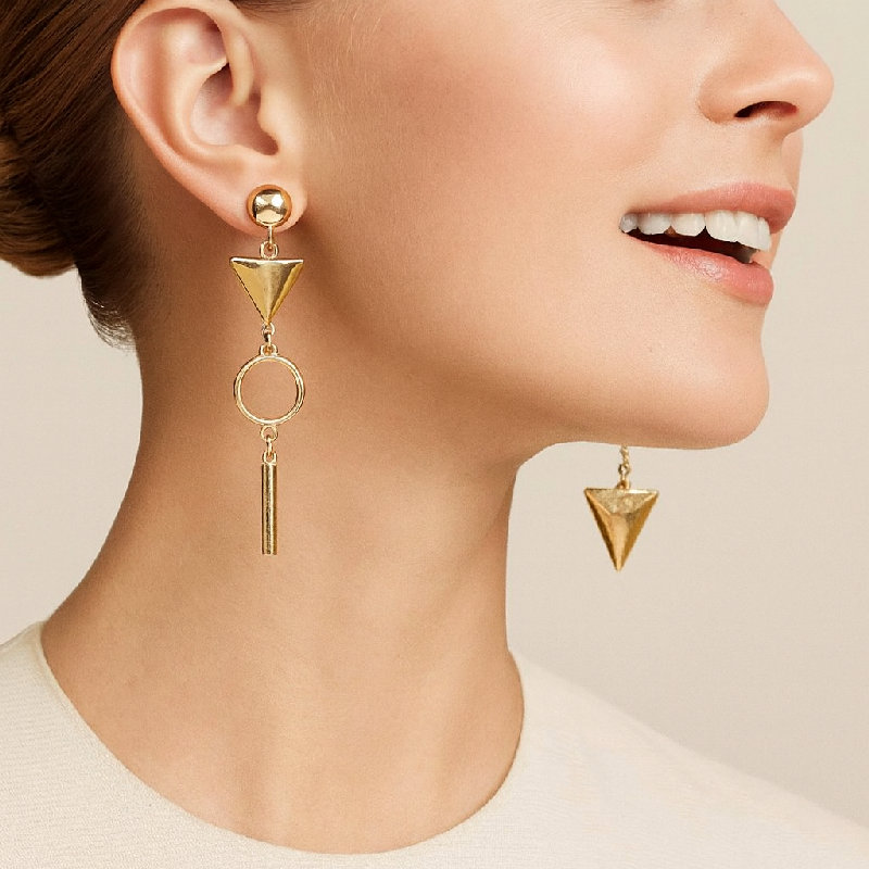 她戴着吊在耳垂上的耳环。