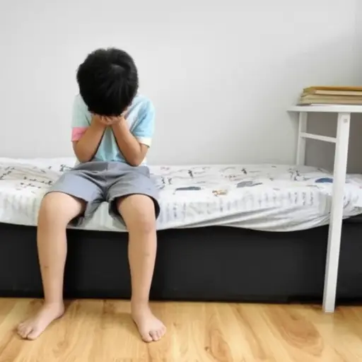 我在他的卧室里发现他在哭泣。