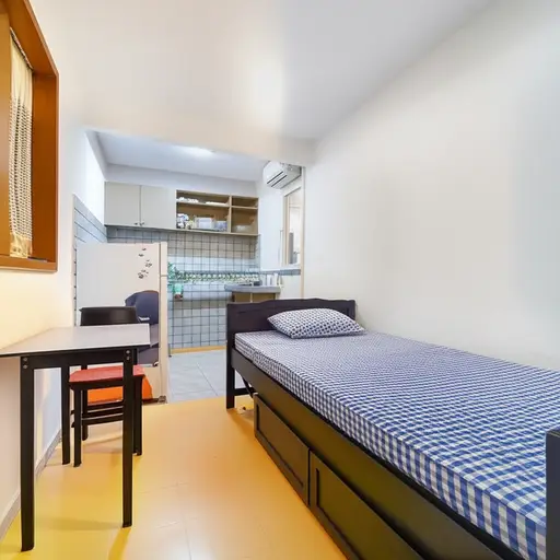 公寓很小，但一开始我们需要的东西都有。