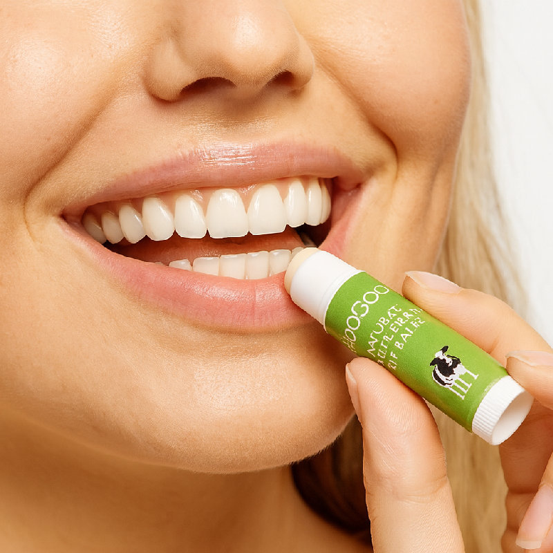 经常使用润唇膏有助于防止嘴唇开裂。