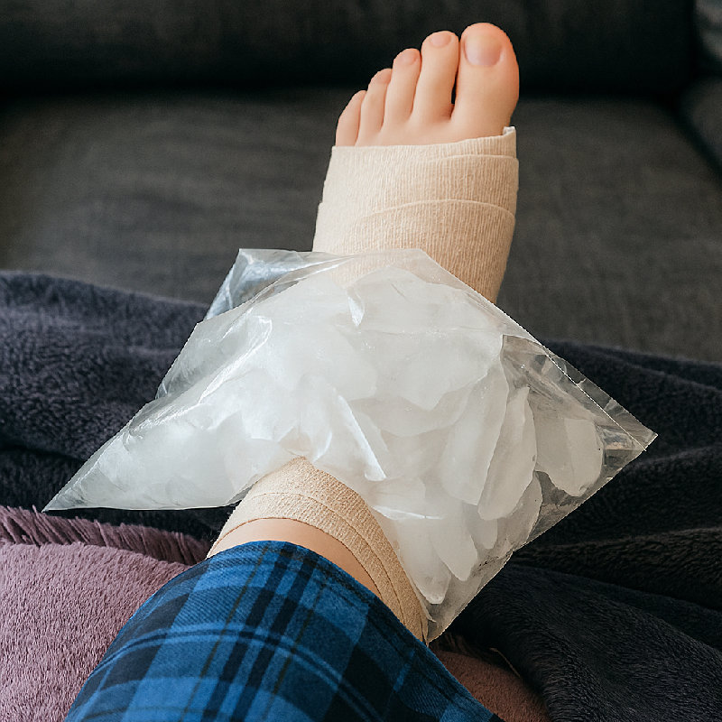 冰敷帮助她减轻了脚踝的肿胀。