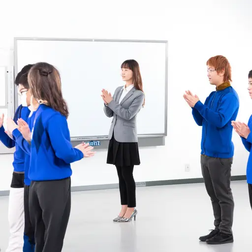 老师说：“当我拍手时，你必须站着不动。”