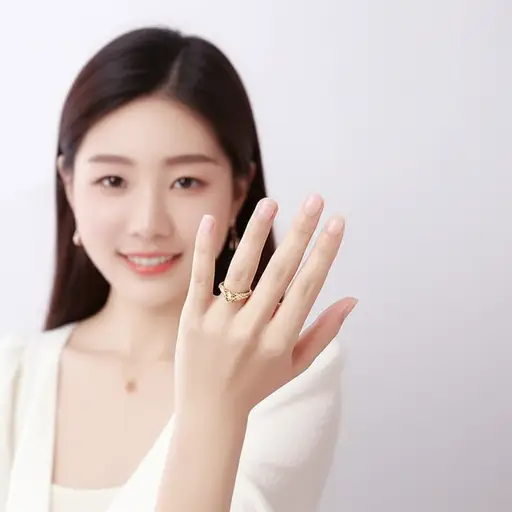 她给我看了她的结婚戒指。