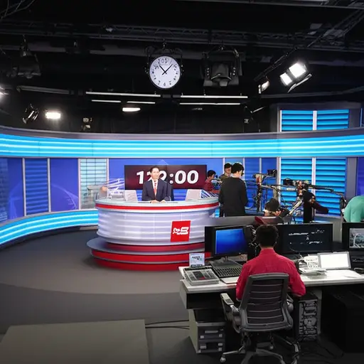 首先，节目在中午准时开始，没有延误。