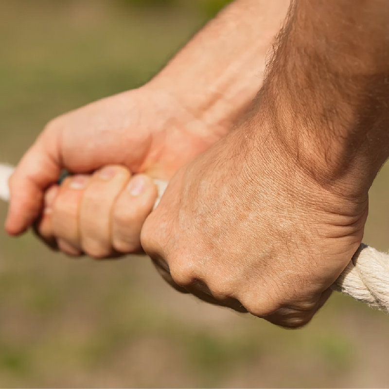 他用强壮的双手紧紧握住绳子。