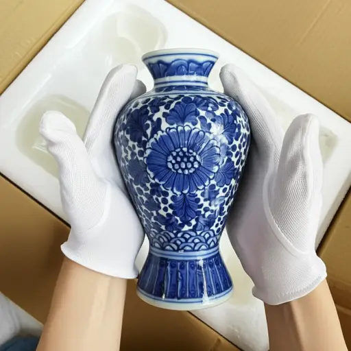 请小心轻放这些易碎的瓷器。