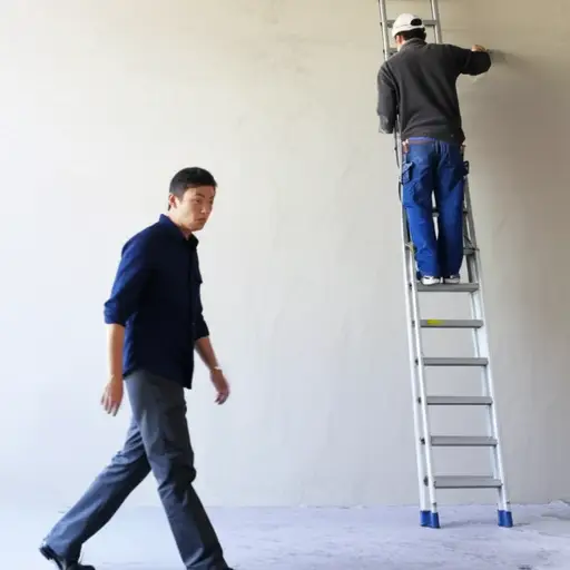 有些人认为从梯子下走过会带来厄运。