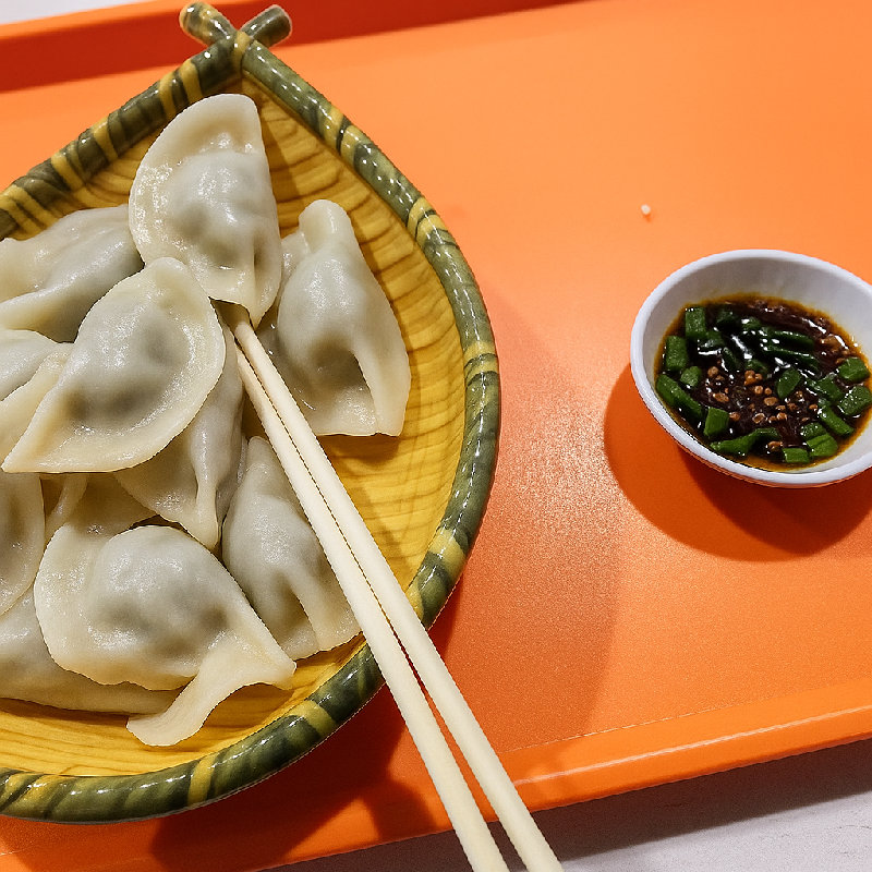 你吃饺子蘸酱油还是蘸醋？