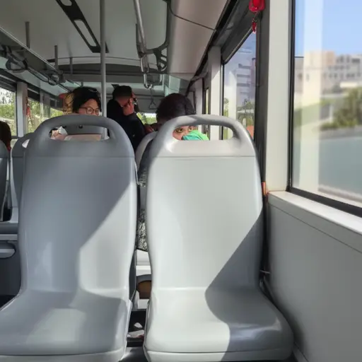 公共汽车上最后一个座位是我的。