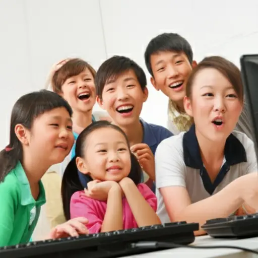 特别是，电脑游戏是一种娱乐方式，对他们和每个人来说。