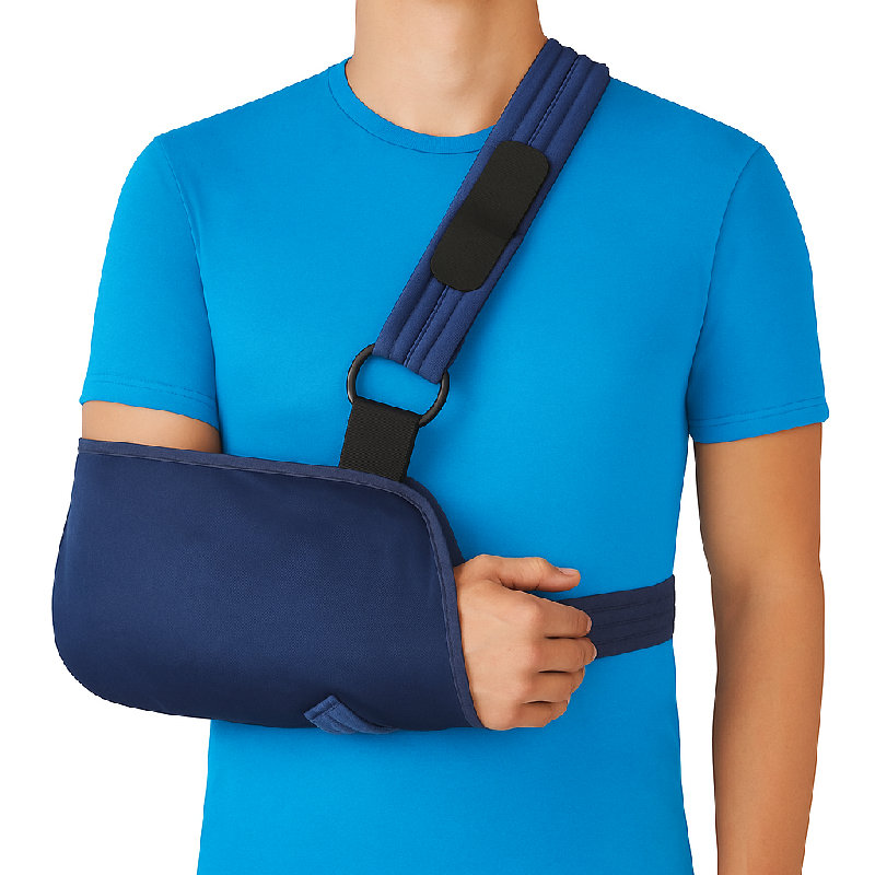 事故后，吊带支撑着他受伤的肩膀。