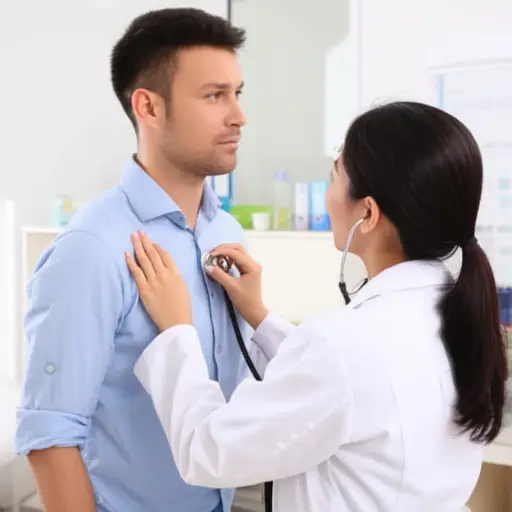 他一到达就被医生检查了。