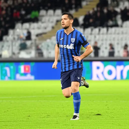 顺便说一下，我一直在一支意大利乙级联赛球队踢足球。