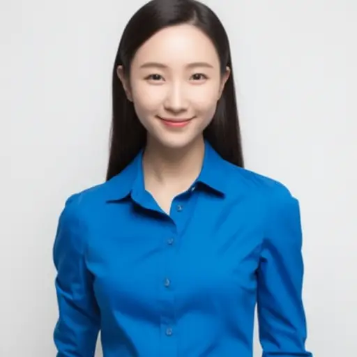 她今天穿了一件漂亮的蓝色衬衫。