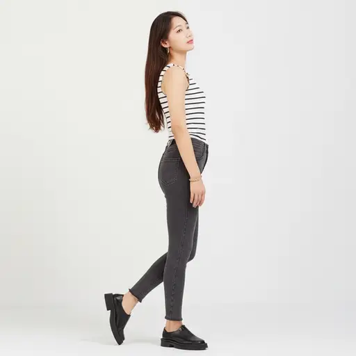 安娜向后退了一步。