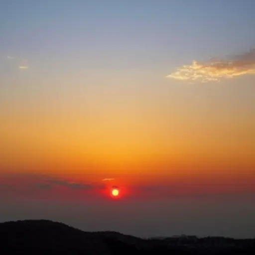 太阳在西方落下。