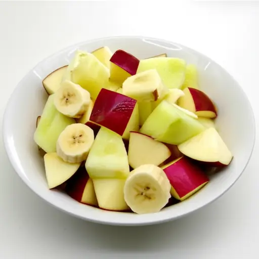 水果沙拉里有苹果、香蕉和甜瓜。