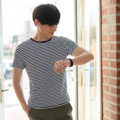 他七点来接你。