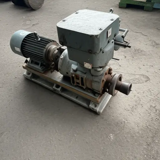 这台老旧的机器需要修理了。