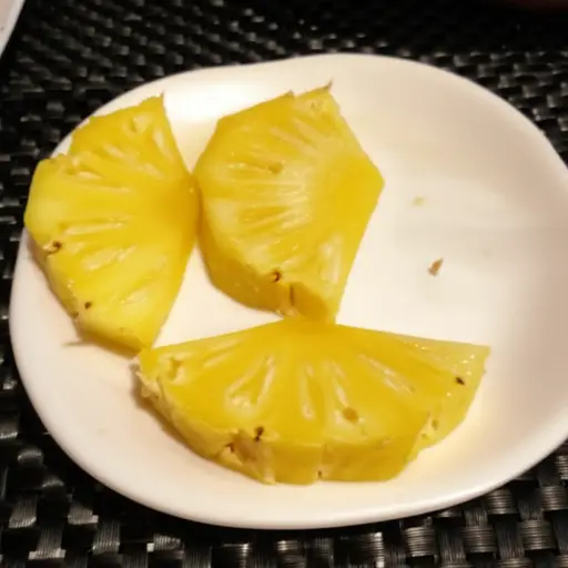 我们吃了几片菠萝。