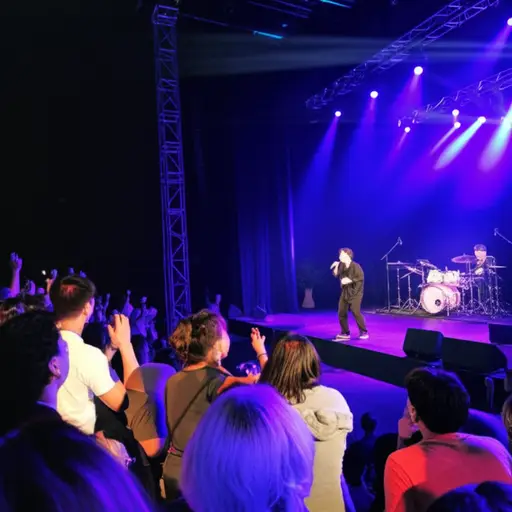 突然乐队的歌手出现了。