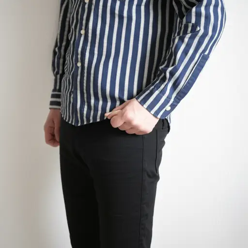 他在口袋里找零钱。