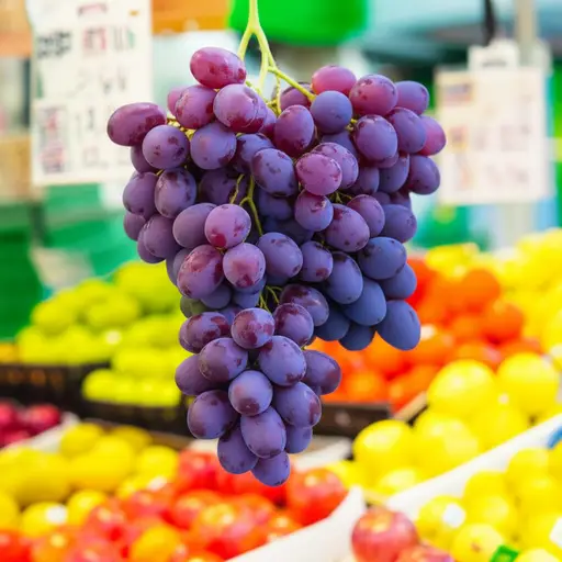 葡萄被成串出售。