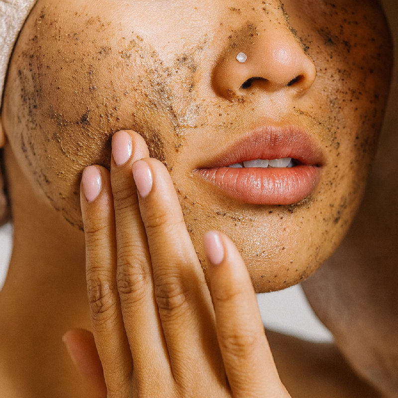 她使用了面部磨砂膏来去除死皮细胞。