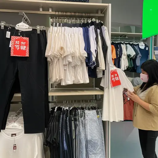 我买了一件漂亮的T恤和一条短裤，因为它们打折。