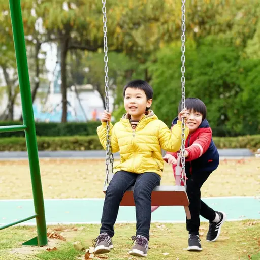 坐上秋千，我来推你一下。