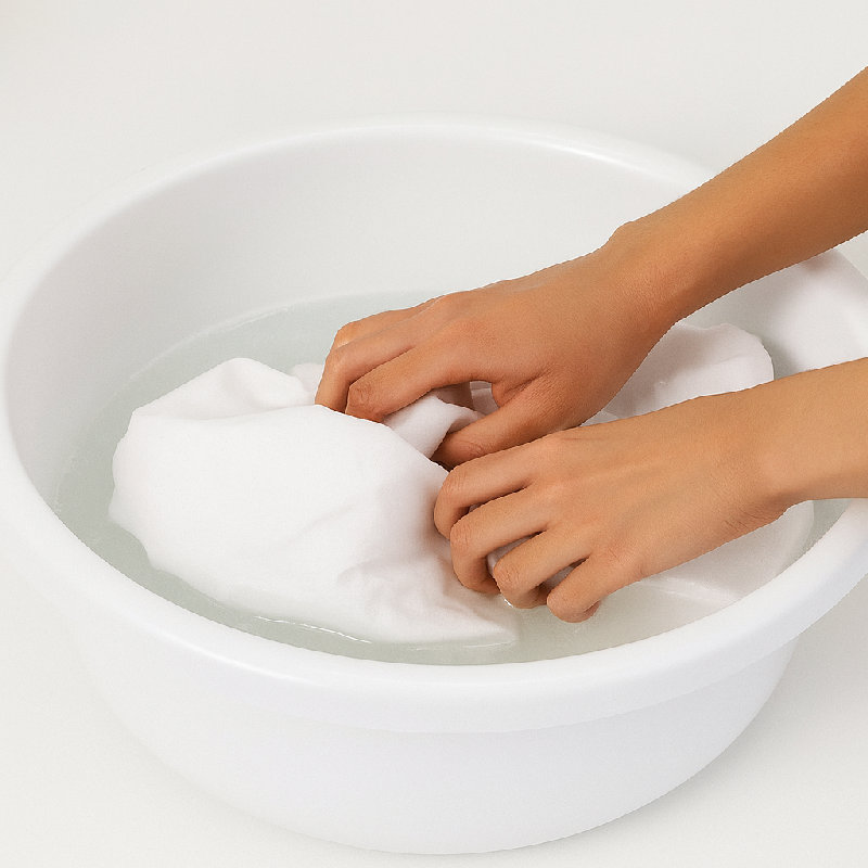 她在漂洗衣服。