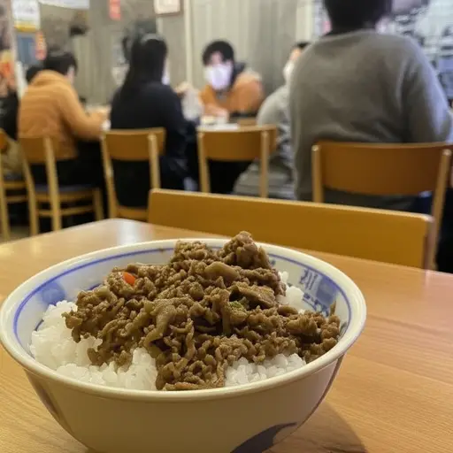 这家餐厅的牛肉丝盖饭特别受欢迎。