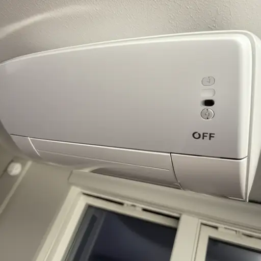 空调在晚上会自动关闭以节省能源。