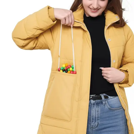 她喜欢在口袋里放几颗糖果。