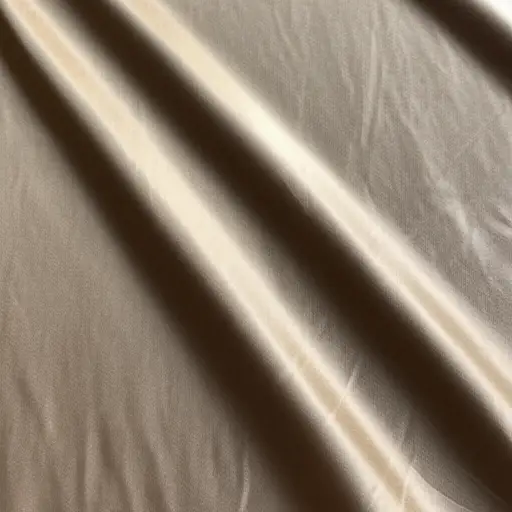 这种丝绸布料非常轻滑。