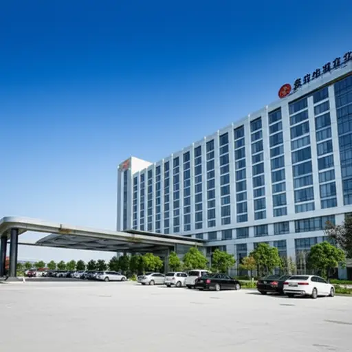 在酒店前面有停车场。