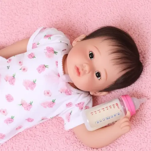 这个可爱的洋娃娃附带她自己的毯子和奶瓶。