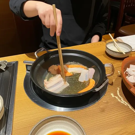 在这家餐厅，你自己在锅里烹饪食物。