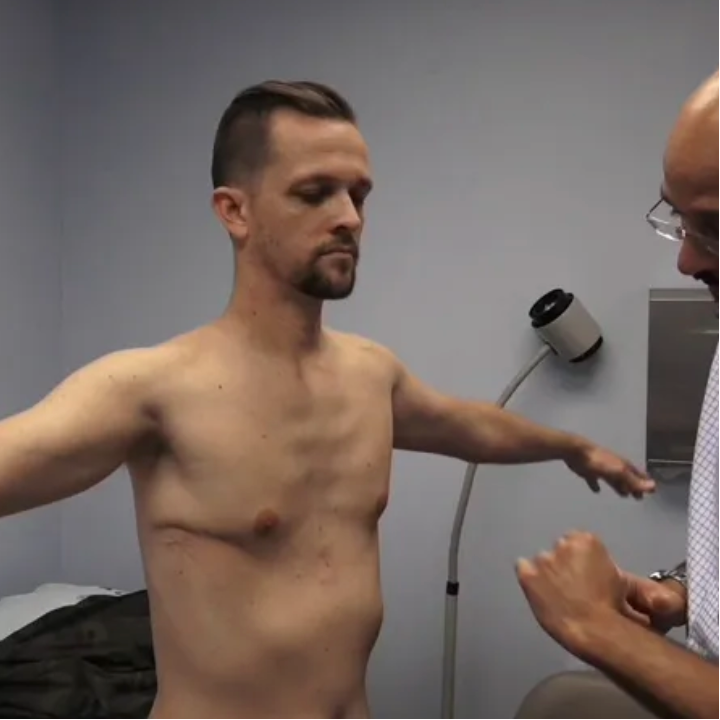 他的胸部凹陷，使得他的肋骨更加明显。