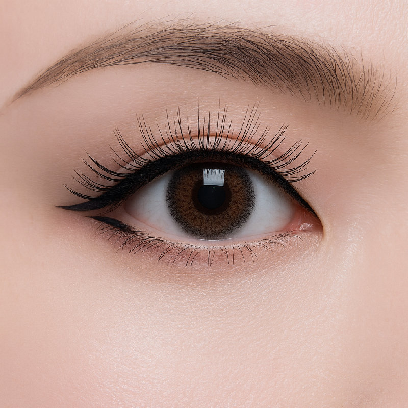 她的长睫毛让她的眼睛看起来更大。