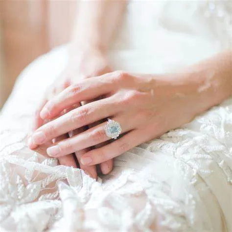 她的无名指上戴着一枚漂亮的戒指。